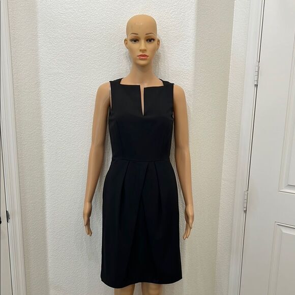 Tahari Elegant Black Sleeveless Dress Sz 2 VNeck Pleated Midi Slimming Cocktail - Picture 1 of 10